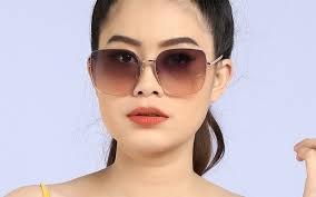 Tất cả sản phẩm của Aura UV đều trải qua quy trình kiểm định nghiêm ngặt, đạt chuẩn chống tia UV quốc tế. Ngoài kính mắt nữ chống tia UV, thương hiệu còn phát triển nhiều dòng sản phẩm khác như áo chống nắng, khẩu trang chống UV, mũ rộng vành… nhằm đem lại giải pháp bảo vệ toàn diện cho người tiêu dùng.